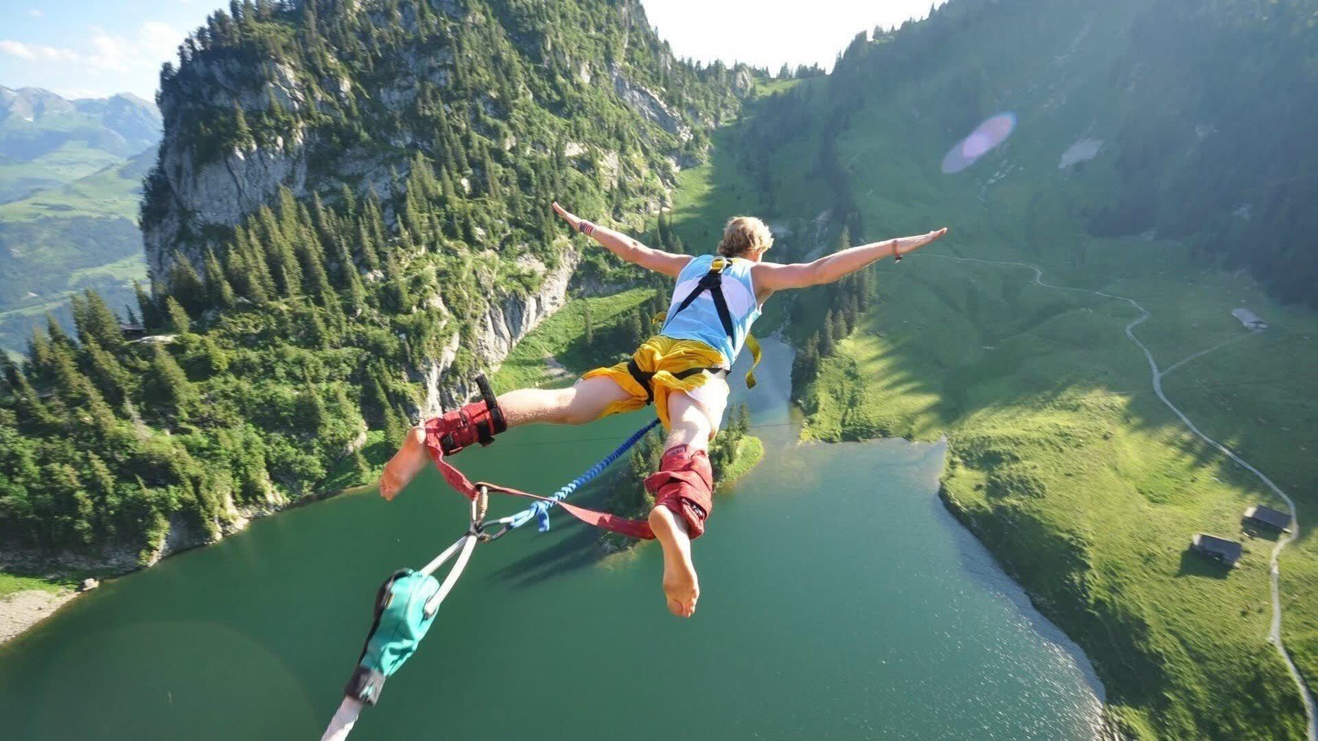 跨界奇观，费德勒横扫晋级，广厦男篮门线救险，雷霆备战CBA看呆